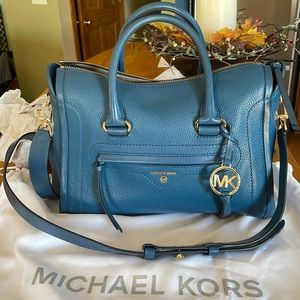 Excellent condition, 2 handles and adjustable shoulder strap, dust bag included